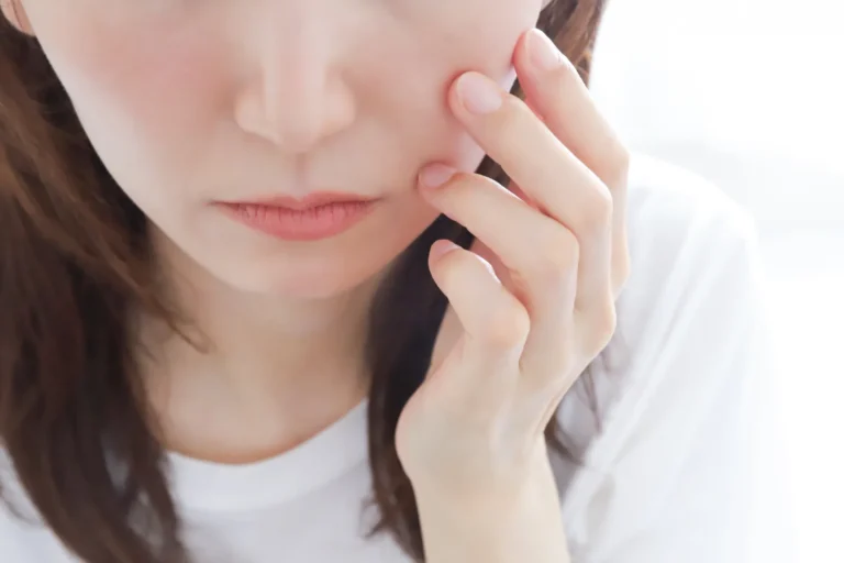 50代からの顔のたるみケア!原因と効果的なアプローチ